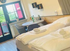 FeWo 13 - Appartement im Rottalblick - Elegant und ruhig wohnen, Tiere willkommen, Bademantelgang zur Therme, TV, Boxspringbett und Balkon，位于巴特格里斯巴赫的酒店