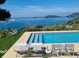 Pini House, inside a private Park, Pool, Tennis, AC, Parking next home and Parking in Lerici!