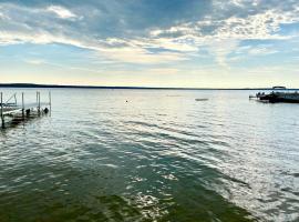 Classic Higgins Lake Cottage，位于Higgins Lake的酒店