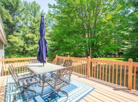 Spacious Leelanau home near the best of Michigan，位于Cedar的酒店