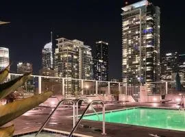 Iconic Heart of DTLA Loft with Rooftop Pool Jacuzzi Gym