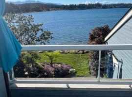 Aloha Cottage, Nanoose Bay - 2 Bdrm Oceanfront Unit with Private Deck，位于那诺斯湾的酒店