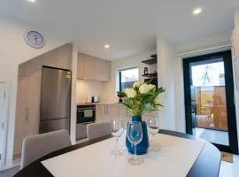 Modern 2 Bedroom Townhouse in CBD With Parking! Sleeps 5