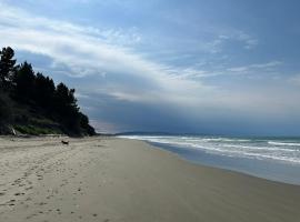 Waikuku Beach Holiday Park，位于Waikuku Beach的酒店