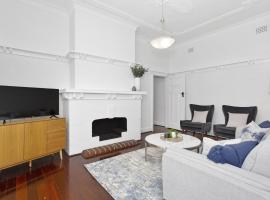 Elegant Art Deco Semi Detached 2-Bed Home by Parks，位于珀斯的酒店