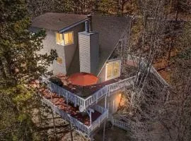 Whispering Pines A-Frame, Pool Table, 2 Patios!