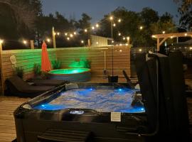 The Craftsman on Clay-Downtown-4 Blocks to Silos-Hot Tub and Cowboy Pool，位于韦科的酒店