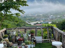 Đồi Thông Homestay Mộc Châu - by BAY LUXURY，位于山萝的酒店