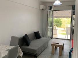 Comfortably placed near the sea，位于萨罗尼扎的酒店