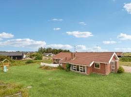 Lovely Home In Ringkøbing With Sauna，位于灵克宾的酒店