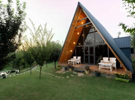 StayVista at Rahat with Private Pool, Lawn & BBQ，位于斯利那加的酒店