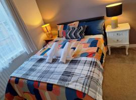 Fantastic 3-bed with free parking & Wi-Fi Located in Chatham Kent，位于查塔姆的酒店