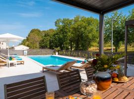 Strandnahes Apartment mit Jacuzzi, Meerblick, Pool, privatem Balkon, nur 100 Meter zum Strand，位于冯塔纳的酒店