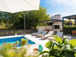 Mediterranes Apartment nur 100 Meter zum Strand mit Salzwasserpool und Jacuzzi