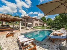 Charmantes Anwesen mit Privatpool, grossem Garten, Tischtennis, Badmintonplatz, BBQ, Outdoor-Kueche