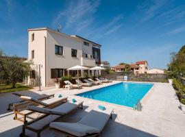Traumhaftes Apartment nur 100 Meter zum Strand mit Jacuzzi, Meerblick, Salzwasserpool，位于冯塔纳的酒店