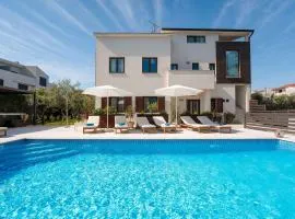 Extravagantes Apartment nur 100 Meter zum Strand mit Salzwasserpool und Jacuzzi