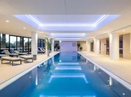 Modern Homy 1B1B APT Pool Gym Cinema Westfield Cafe