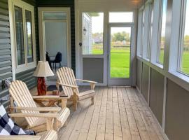 Spacious 3 Bdrm Retreat, Muskoka Room & Fireplace，位于布雷斯布里奇的带停车场的酒店