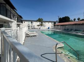 Motel 6 Buena Park, CA Anaheim Near Maingate Knotts，位于博伟公园富勒顿市机场 - FUL附近的酒店