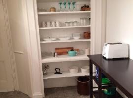 Charming Farmhouse in the City, Near Wine Country，位于贝尔维尔的酒店