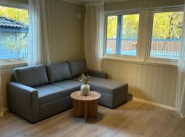 Lys rent og trivelig hybelleilighet，位于克里斯蒂安桑的酒店