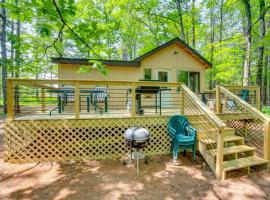 Sunroom, Deck and Grills Marquette Cottage!，位于马凯特的酒店