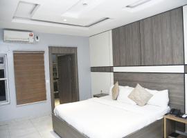 Hotel De Alommah Kubwa Abuja，位于阿布贾纳姆迪·阿齐基韦国际机场 - ABV附近的酒店