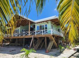 Dakota Breeze - New luxury, oceanfront home with pool!!，位于Juticalpa的酒店