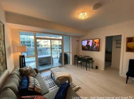 Beautiful Condo, 2 Bedrooms and a Den in Friday Harbour Resort!，位于Innisfil的酒店