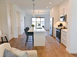 Luxury 3 Bdrm 3 Bath townhome in Chestermere，位于Chestermere的酒店