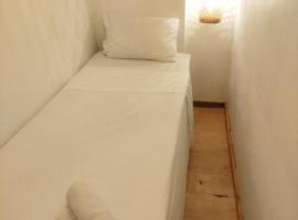 Hb9-B Bed In Mixed Capsule Room，位于卡塔赫纳的酒店