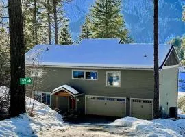 Alpine Lodge - Epic Mountain Views, Hot Tub, 2 Miles to Town