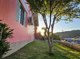 Casa confortável com fogão a lenha e churrasqueira