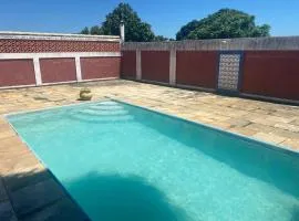 Casa com piscina e área gourmet externa