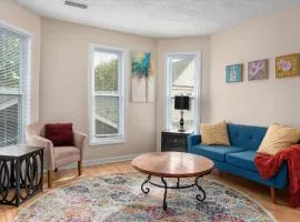 Dahlia Apartment - In Quiet Corcoran Neighborhood with Easy Access to Downtown