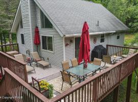 Poconos Getaway with Hot Tub, Close to Attractions 4 BDR, 2 BATH，位于Blakeslee的酒店