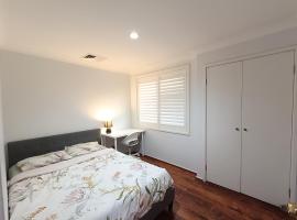 Peaceful Room in Modern Baulkham Hills Home - BH3，位于保尔罕希尔斯的酒店