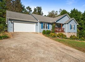 Lovely Mountain Home with Wifi and AC in Serene area of Morganton，位于摩根顿的酒店