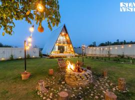 StayVista at 2BR A Frame Mountain House in Srinagar with Lawn, Bonfire, BBQ，位于Arigām的酒店