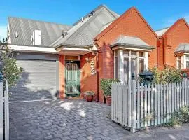 Picket Fence Cottage - Steps from Adelaide Oval