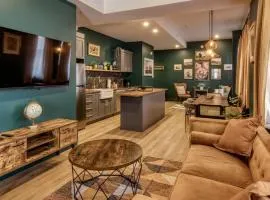 North House - Majestic 3-Bedroom Designer Apartment