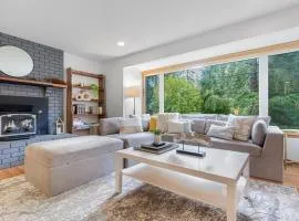 Charming and Spacious House with Relaxing Huge Deck