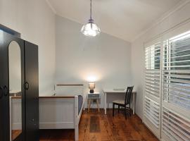 Cozy Room with Garden View - BH6，位于保尔罕希尔斯的酒店