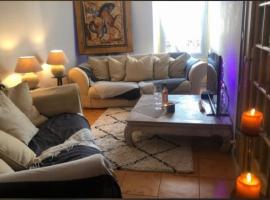 Room for NUDISTS near Nice port in a shared apartment，位于尼斯的露营地