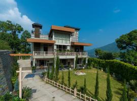 Home Zoned Luxe Modern Villa With Jacuzzi near Kasauli，位于索兰的酒店