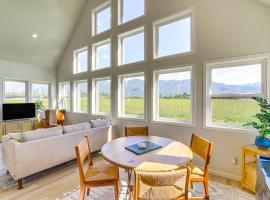 Kalispell Mountain Getaway with Hot Tub and Fire Pit!，位于卡利斯佩尔的酒店