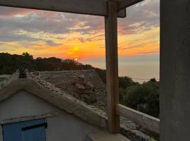 Maison entre mer et montagne à Canari，位于Canari的酒店