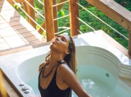 La Chagra VIP - Caba&ntilde;a & Glamping en Villavicencio，位于比亚维森西奥的带热水浴缸的酒店