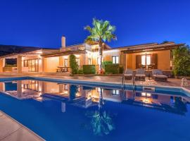 Olive Grove Luxurious Villa with Private Pool Est，位于Mouzákion的酒店